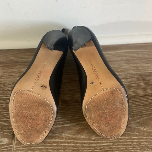 Vince Camuto Black open toe, booties. - Picture 6 of 7